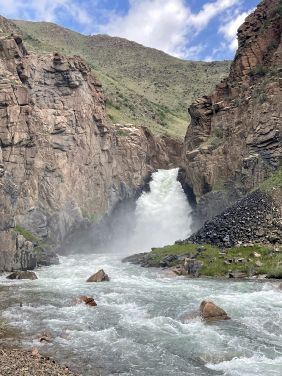 Wasserlauf unterhalb des Wasserfalls