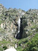 Gesamtansicht des Ak-Sai-Wasserfalls