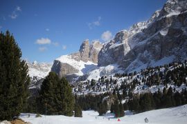 Skifahren entlang der Felsen der Sellagruppe