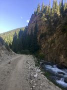 Fluss bei den Felsen