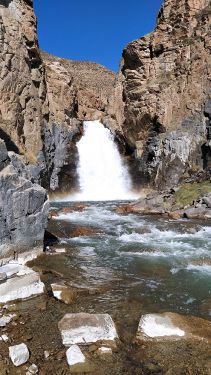 Songköl-Wasserfall in einer felsigen Schlucht